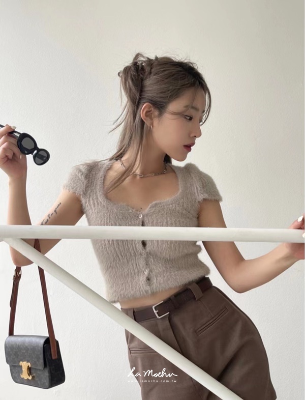 寬領毛毛感短版上衣